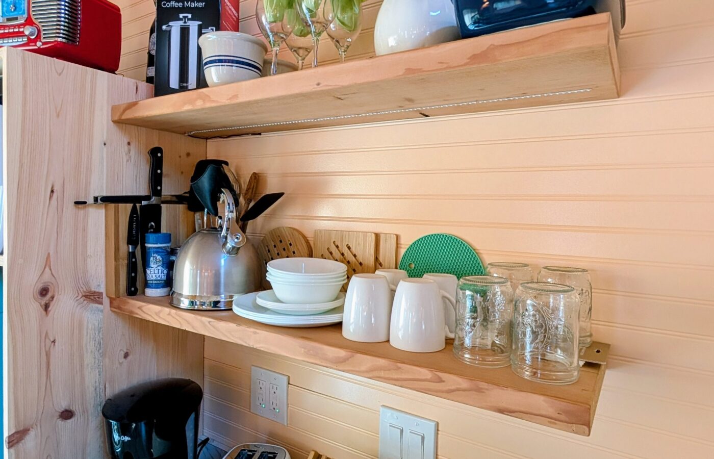 Minimoose Cottage kitchenette and seating